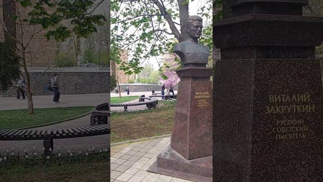 Памятники Донским писателям на улице Пушкинской в Ростове-на-Дону.