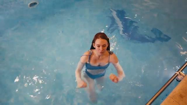 Девушка в бассейне