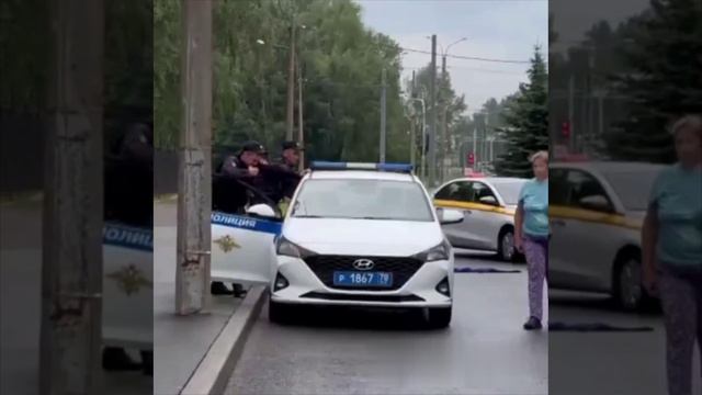 В Петербурге с боем задержали мужчину который порезал колёса во дворе более чем у двадцати машин.