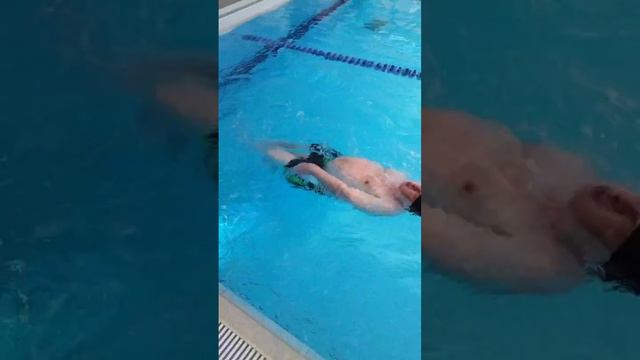 Тренировка плавания. Выполняет доктор Леонид Буланов.