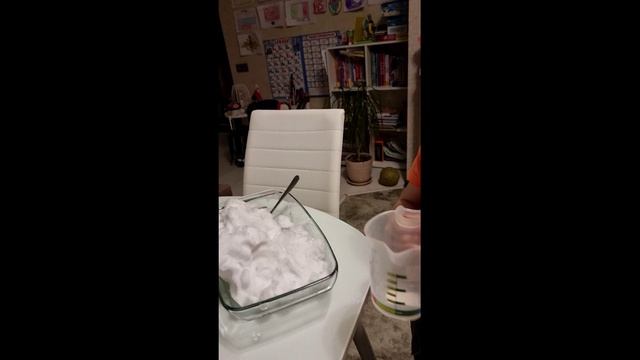 эксперимент расстворения снега в горячей воде