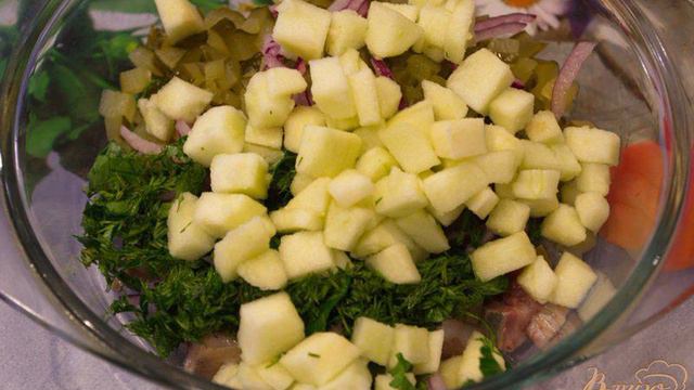 Салат с селедкой и яблоком