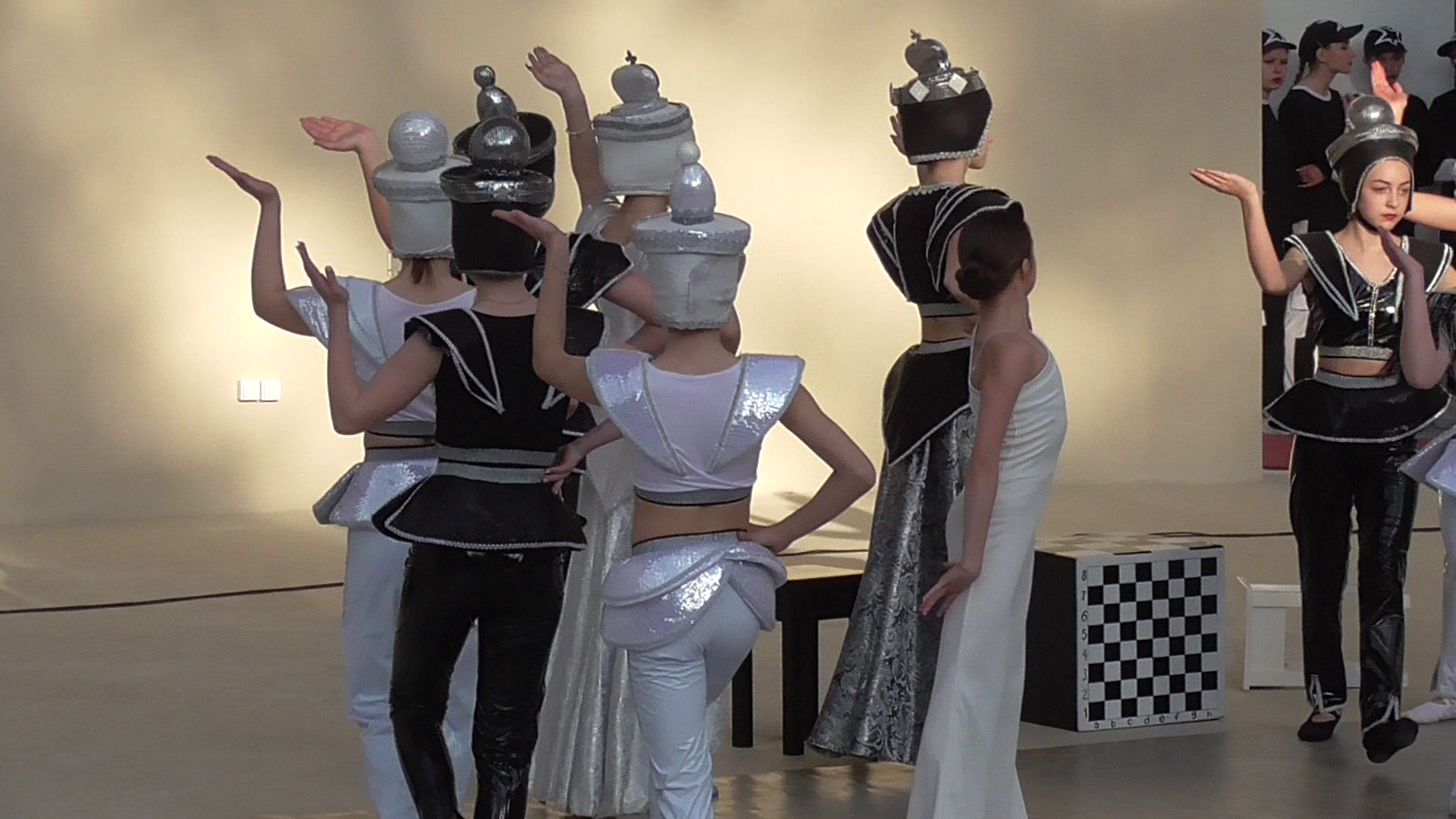 Танцевальный коллектив танцует танец шахматы