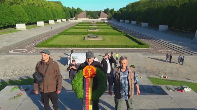 Feierliche Kranzniederlegung der DDR zum Tag des Sieges am sowjetischen Ehrenmal Berlin Treptow 9. M