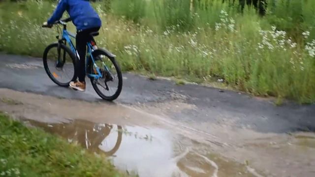 прогулка на велосипедах по лужам и грязи