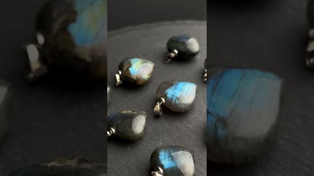 Кулоны в форме "Сердце" из Лабрадора в ассортименте на нашем сайте : stones-shop.ru