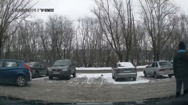 Дама на матизе задела вывернутое колесо припаркованного кашкая