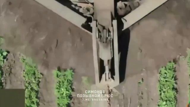 Редкие кадры работ путепроводчика БАТ-2 (Бульдозер на артиллерийском тягаче) первой танковой армии
