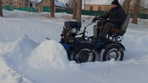 Выехал на мини-тракторе и "дал жару" в снегу
