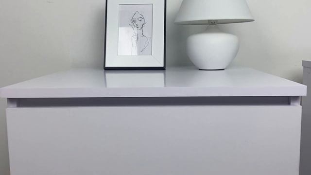 Тумба  прикраватна біла Венеція без ручок (аввстрійська фурнітура Blum)