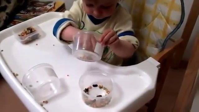 Развивающие игры дома  Ребенку 1,5 года  'Игра с крупой'