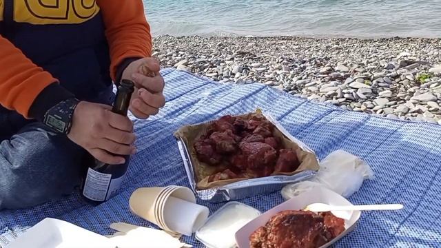 Одноразовая эко посуда для пикника на море.