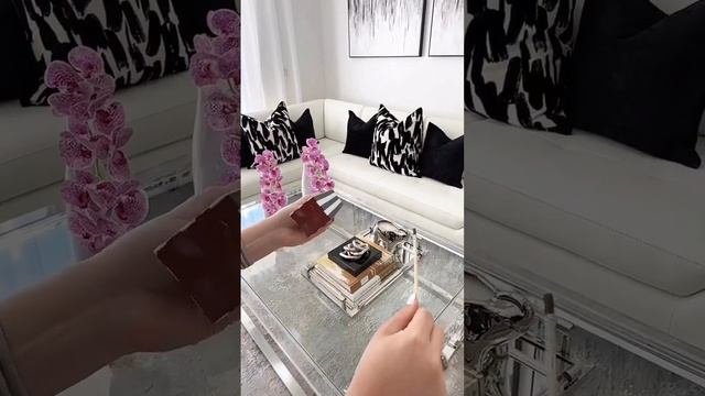 How to decorate your modern living room with metallic colors