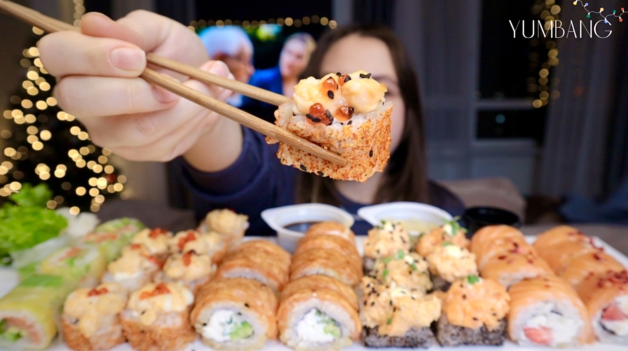 МУКБАНГ как исполнить мечту роллы с клубникой и карамелью суши mukbang sushi