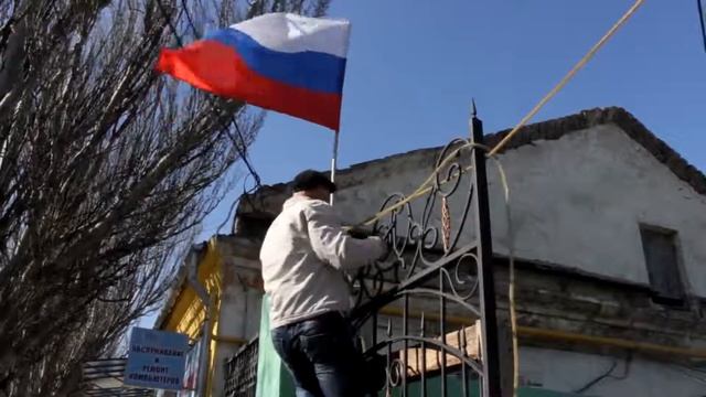 Жители Крыма вывешивают флаги в поддержку присоединения Крыма к России