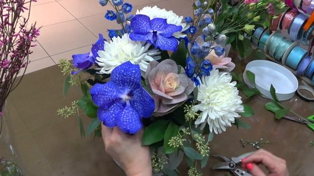 #Флористика Подарочная круглая композиция в коробке с дельфиниумом и орхидеей.