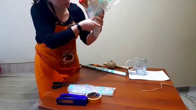 Упаковка букета в матовую пленку (ускоренная)