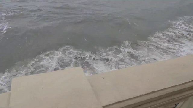Пляж в Лоо затопило