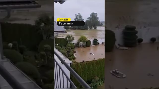 В Германии, в окрестностях Аугсбурга, произошло прорыв дамбы, вызвавший мощное наводнение.