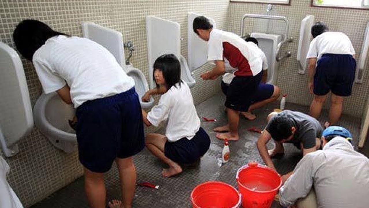 Chinese girls go toilet