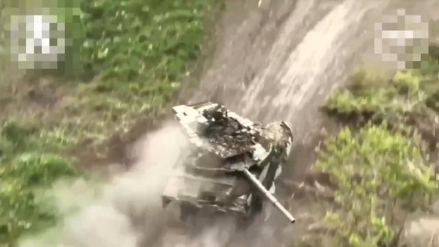 Российский танк Т-90М "Прорыв" выдержал два попадания вражеских FPV-камикадзе.