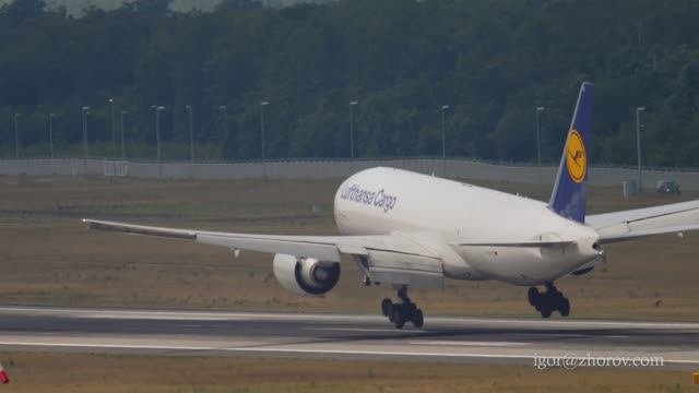 Грузовой Боинг 777 авиакомпании Lufthansa Cargo приземляется в аэропорту Франкфурта.