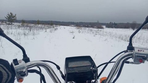 Мопед ЗиД  50 куб. испытание на поле глубоком снегу . выпал снег весной до 15 см