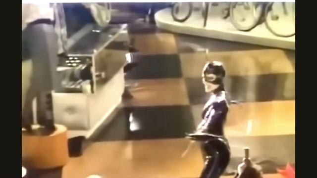 Мишель Пфайффер на съёмках "Бэтмен возвращается" сама расправлялась кнутом с манекенами!