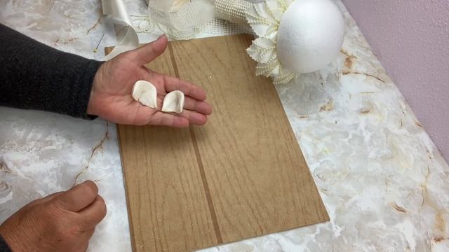 В свадебном салоне  купили все мои букеты для невест и заказали ещё. Ура ! Я заработаю!!