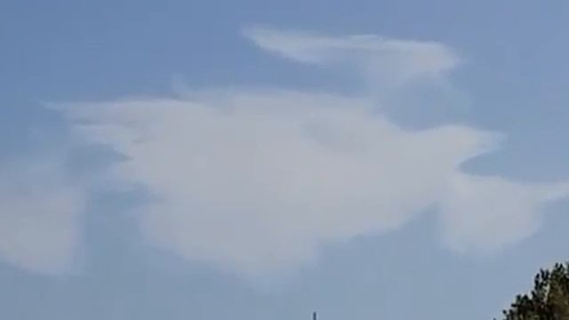Исполняет желание ангел в небе