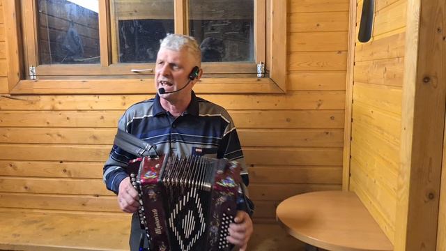 Провожала Поля мужа на войну.