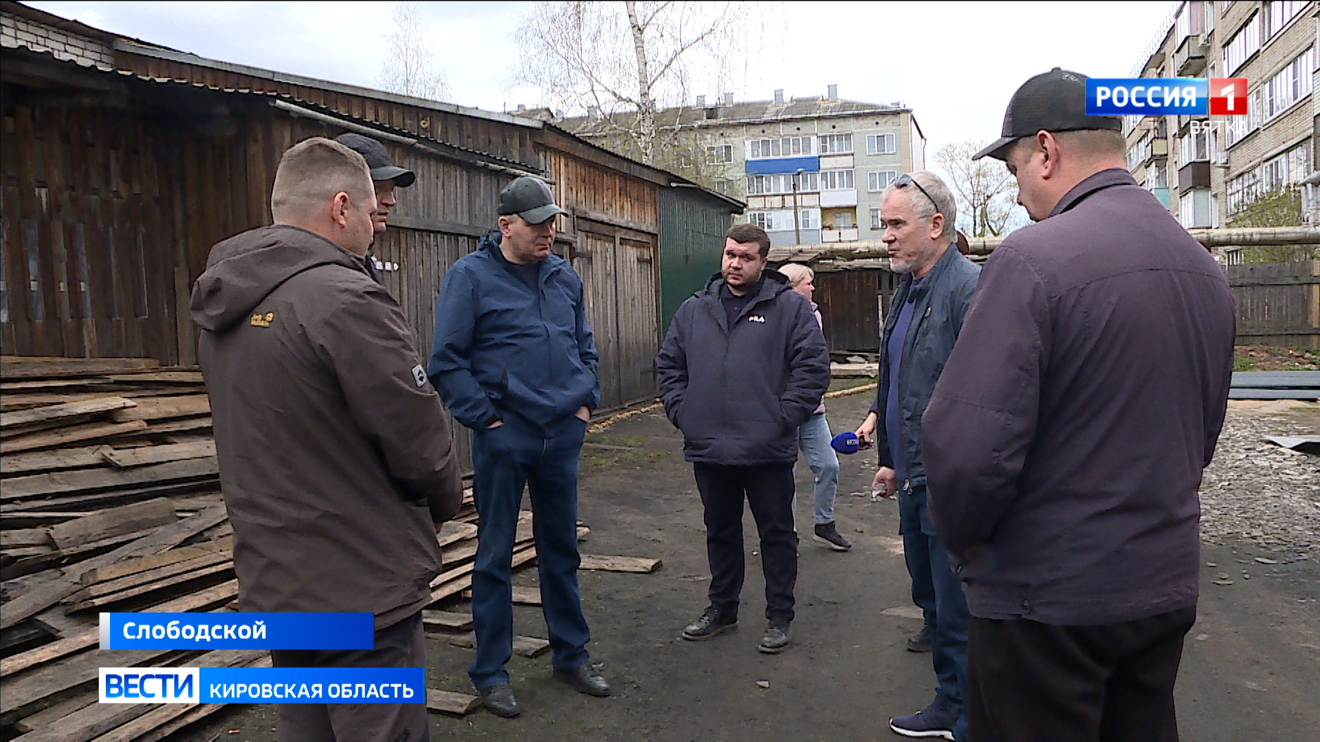 Для жильцов двух домов в Слободском долгожданный ремонт крыши превратился в новую проблему