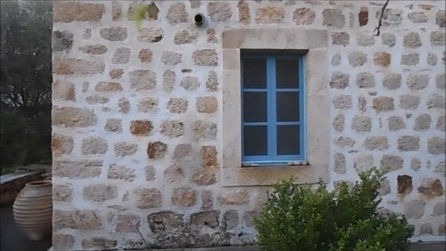 Дом построен кладкой с большими расстояниями между камнями