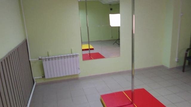 Pole dance зал с пилоном. Почасовая аренда зала с шестом Танцевальная студия.