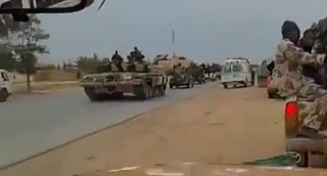 Огромные колонны войск армии Каддафи и ополчения на пути в Мисурату. Ливия, 2011