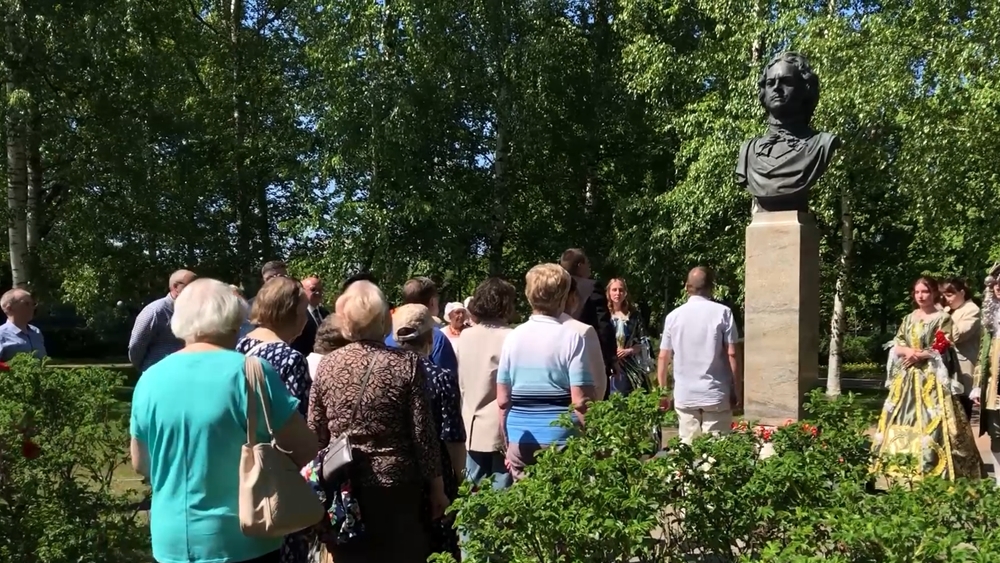В Сестрорецке возложили цветы к бюсту Петра Первого