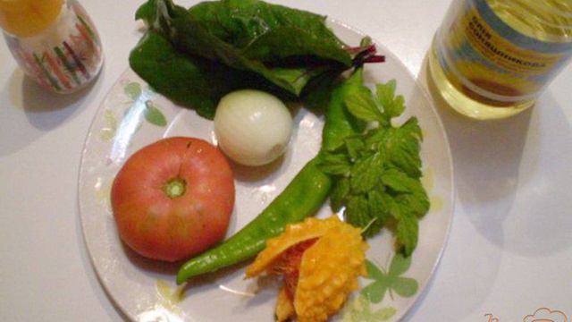 Овощной салат с горькой тыквой