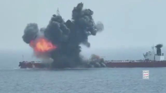 📹Йеменские хуситы опубликовали видеозапись, на которой снято, как безэкипажный катер атаковал судно