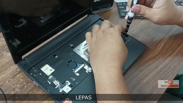 CARA BONGKAR LAPTOP ACER ASPIRE ONE