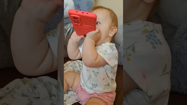 Алиса пытается съесть телефон