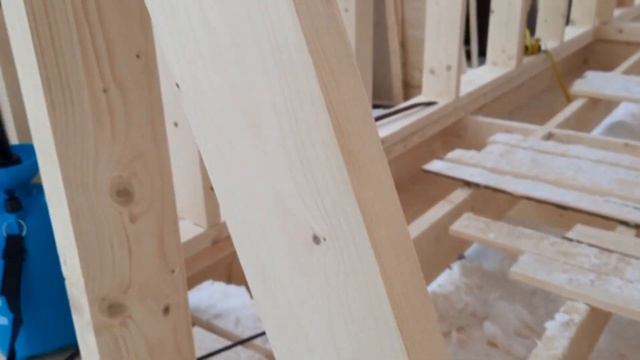 Краткий обзор строительства дома по каркасной технологии зимой.