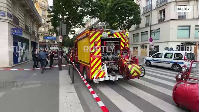 Один человек погиб, пятеро пострадали: автомобилист врезался в террасу кафе в Париже.