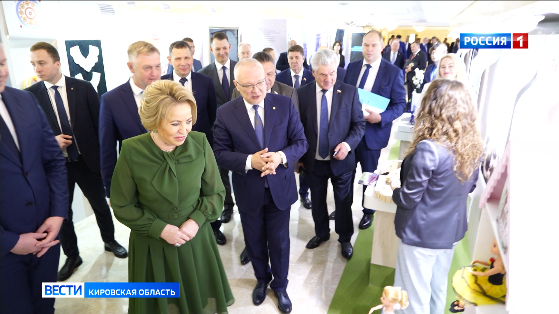 Валентина Матвиенко стала первой почетной гостьей выставки о Кировской области