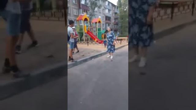 Сумашедшие бабки в воронеже на Герой сиберяков 14 бьют и унижают дитей отнимают удетейвеликиисамока