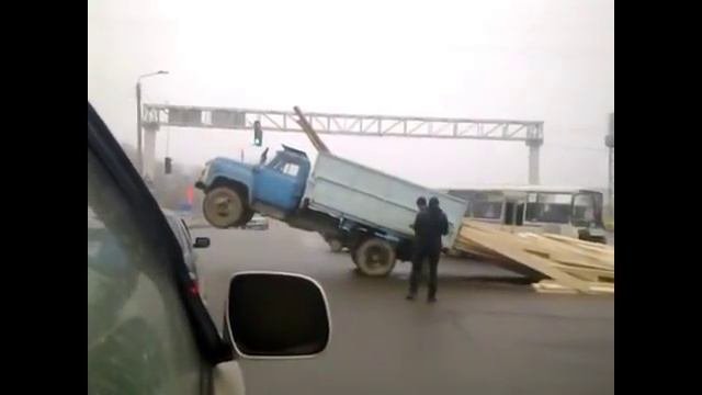 Приколы C русскими грузовиками.Нелепые моменты.