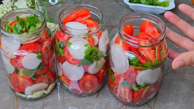 В Прошлом году пожалела ,что закрыла мало.Самый бомбичиский рассол.Это лучший рецепт помидоров.