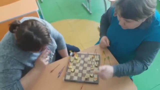 Шашки піддавки. Тома і Іра. Здоровий перекус на перерві в школі.