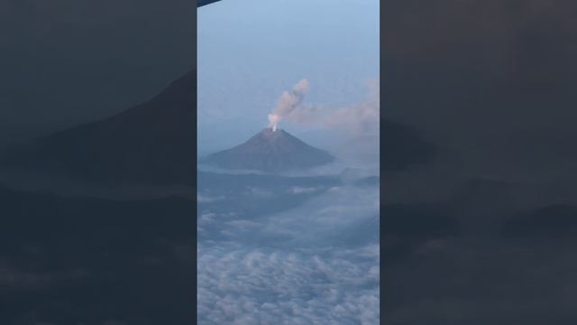 Активный действующий вулкан Карымский на Камчатке продолжает извергаться, Россия