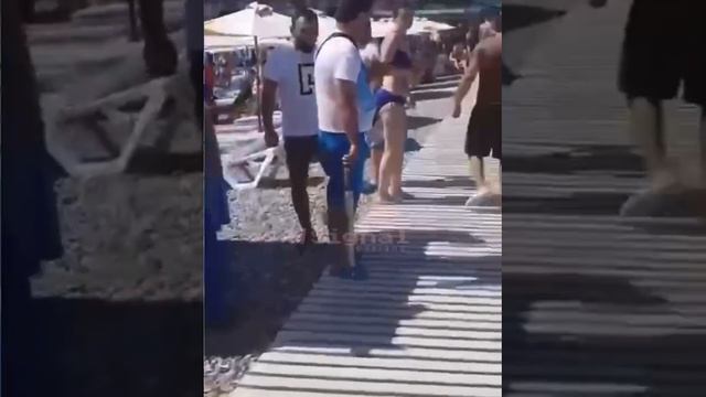 В Сочи работники пляжа толпой избили парня арматурой