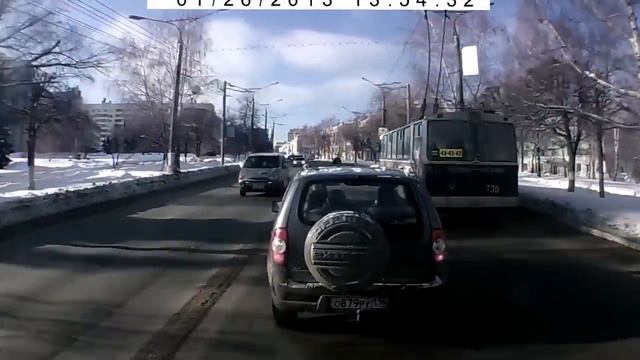 троллейбус 3 маршрута не дает другим дорогу и проезжает на красный светофор